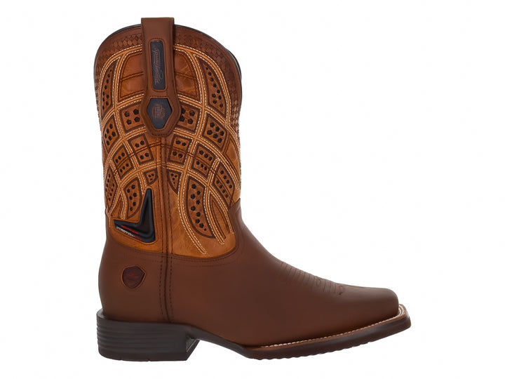 Bota vaquera para hombre de cuero en tonos café y tan con detalles decorativos en la caña.