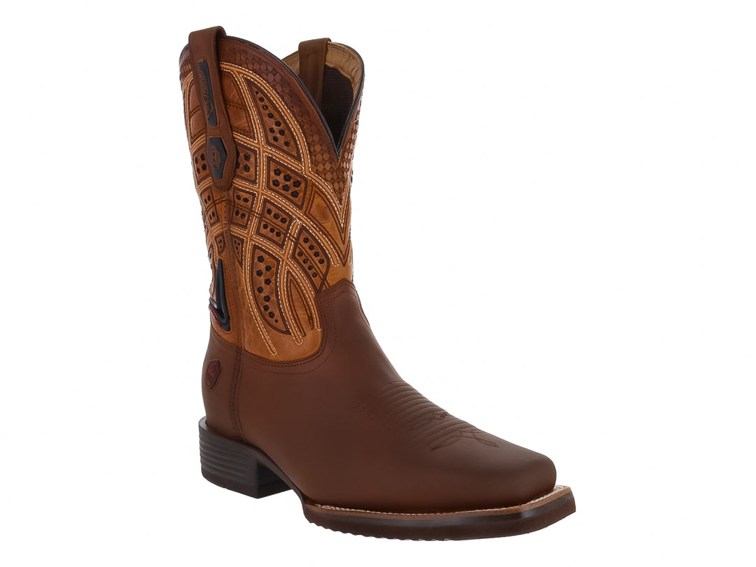 Bota vaquera para hombre de cuero en tonos café y tan con detalles decorativos en la caña.