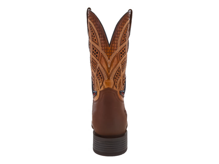Bota vaquera para hombre de cuero en tonos café y tan con detalles decorativos en la caña.