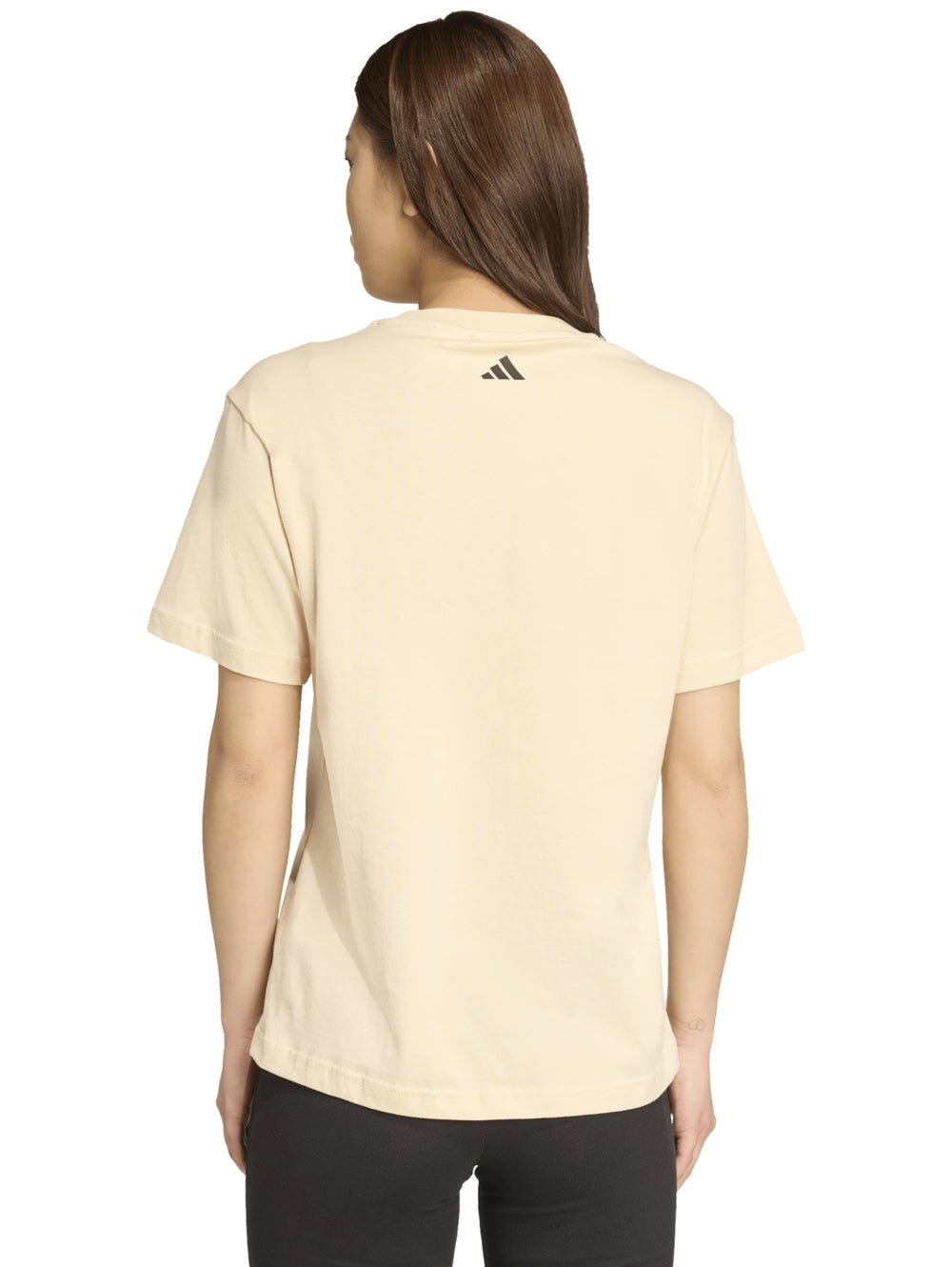 Camiseta beige Adidas x Farm Rio con un estampado central de una mariposa multicolor.