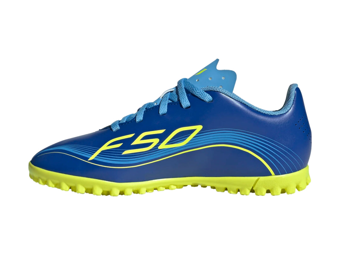 Calzado de fútbol Adidas F50 Messi Club TF en color azul con suela y detalles en amarillo.