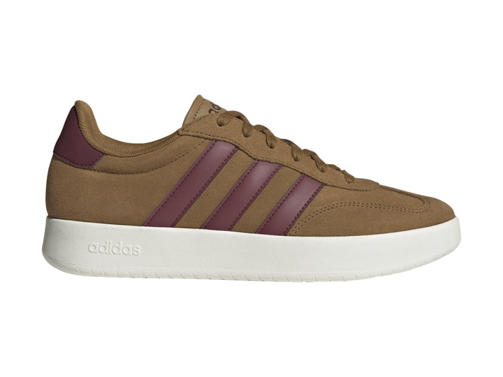 Tenis Adidas color café con franjas guindas y suela blanca.