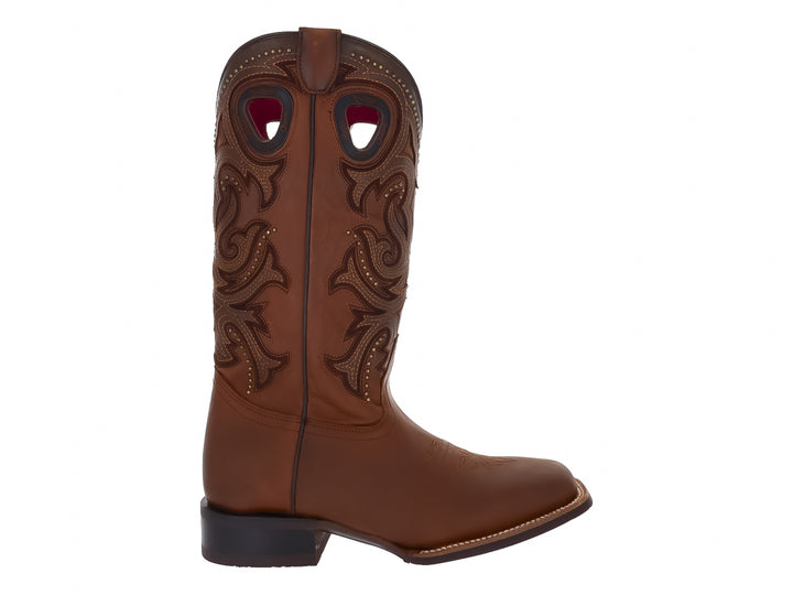 Bota vaquera para mujer en color café con detalles bordados y suela negra.