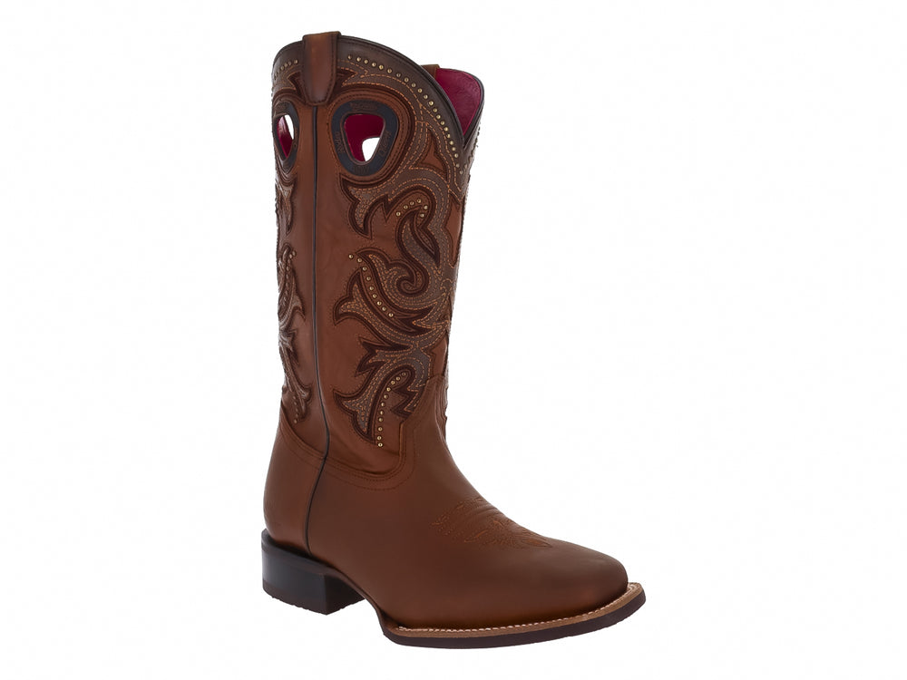 Bota vaquera para mujer en color café con detalles bordados y suela negra.
