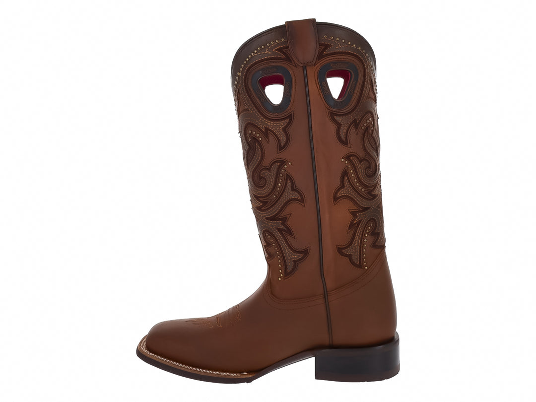 Bota vaquera para mujer en color café con detalles bordados y suela negra.
