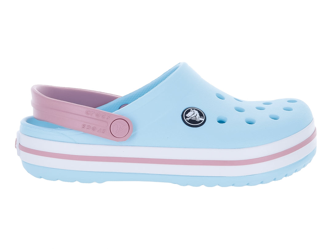 Zueco Crocs Crocband en color azul claro con correa rosa y franja blanca en la suela.