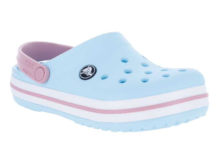 Zueco Crocs Crocband en color azul claro con correa rosa y franja blanca en la suela.