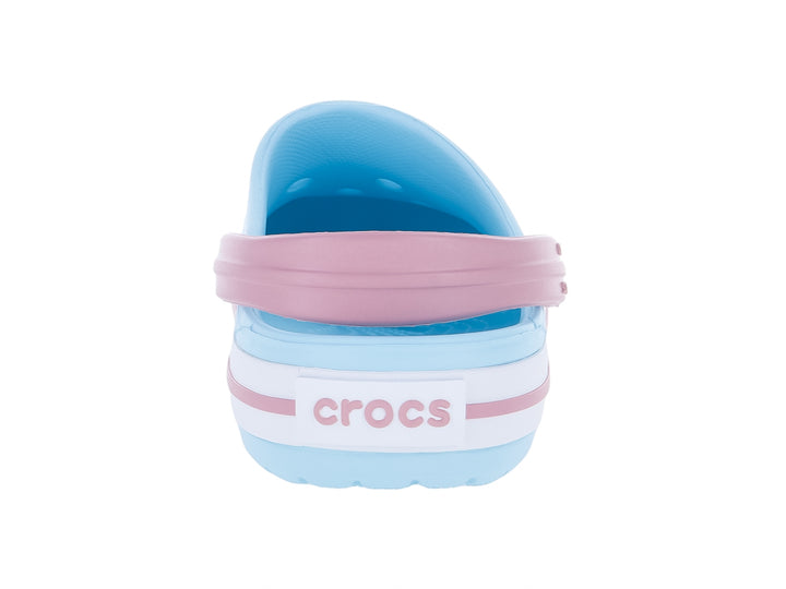 Zueco Crocs Crocband en color azul claro con correa rosa y franja blanca en la suela.