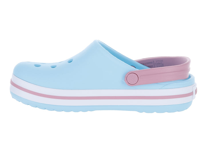 Zueco Crocs Crocband en color azul claro con correa rosa y franja blanca en la suela.