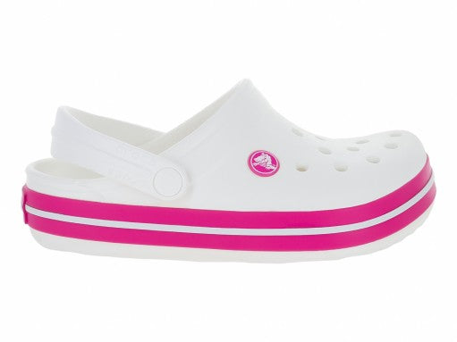 Zuecos Crocs blancos con rayas rosas en la suela para bebé o niño pequeño.