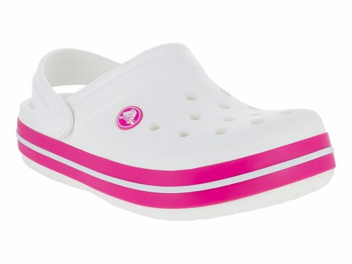 Zuecos Crocs blancos con rayas rosas en la suela para bebé o niño pequeño.