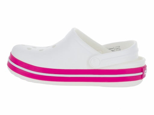 Zuecos Crocs blancos con rayas rosas en la suela para bebé o niño pequeño.