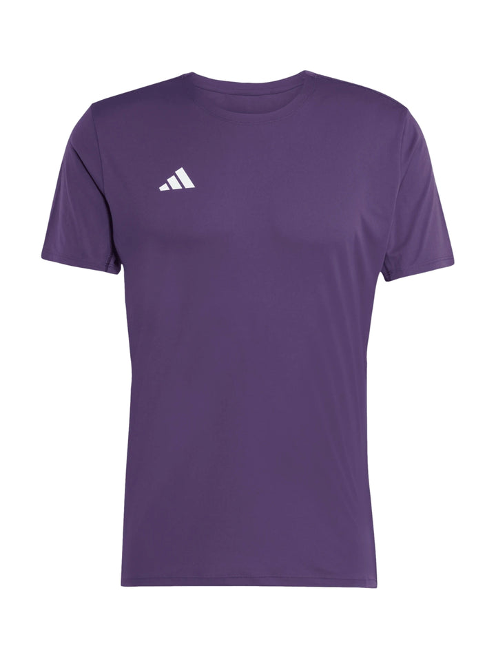 Hombre vistiendo playera de running Adidas color morado y shorts blancos.
