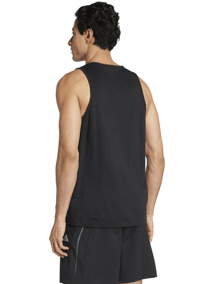 Hombre vistiendo playera sin mangas Adidas de color negro con logotipo blanco en el pecho.