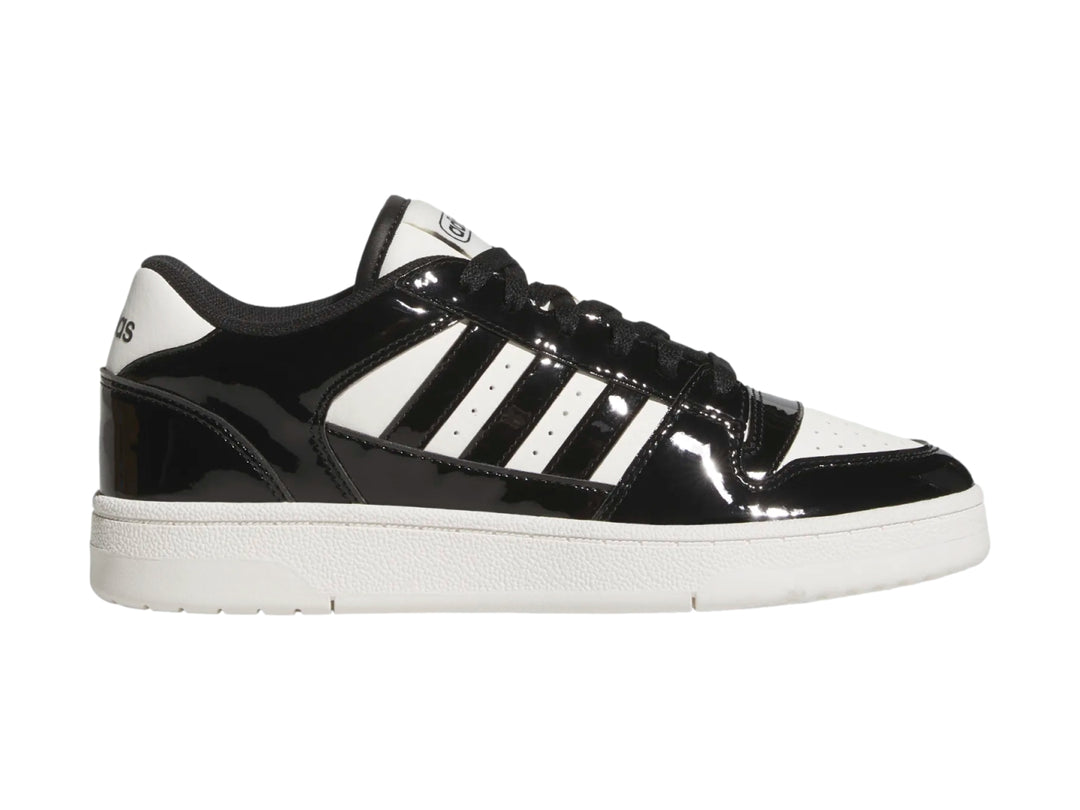 Tenis Adidas Break Start Low color negro brillante con franjas y suela blanca.