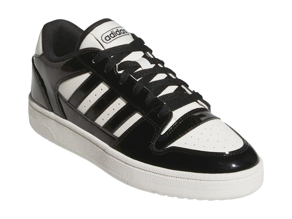 Tenis Adidas Break Start Low color negro brillante con franjas y suela blanca.