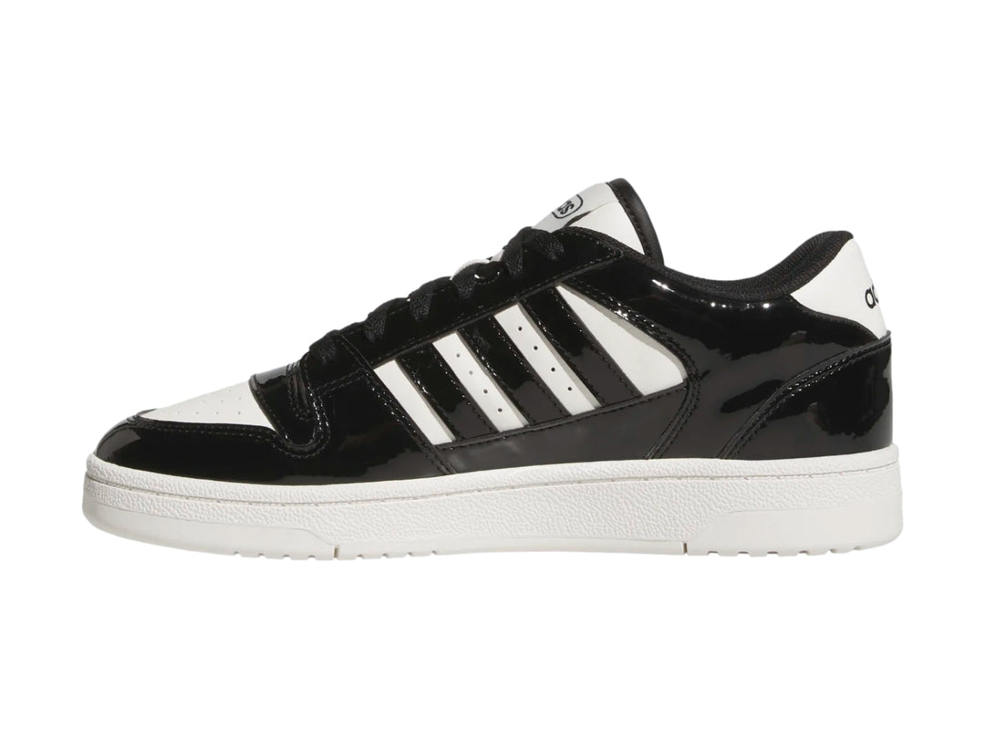Tenis Adidas Break Start Low color negro brillante con franjas y suela blanca.
