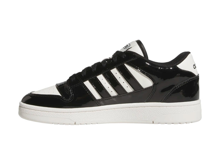 Tenis Adidas Break Start Low color negro brillante con franjas y suela blanca.