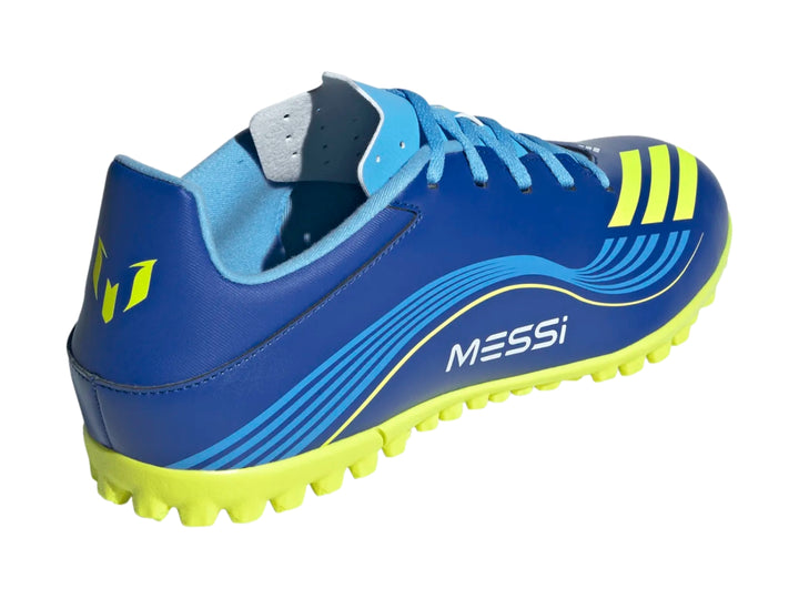 Zapato de fútbol Adidas F50 Messi color azul con detalles y suela en amarillo neón.