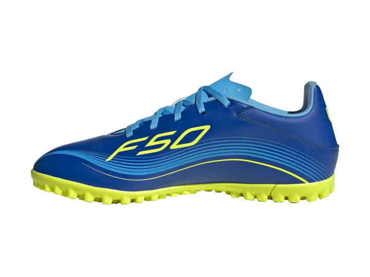 Zapato de fútbol Adidas F50 Messi color azul con detalles y suela en amarillo neón.