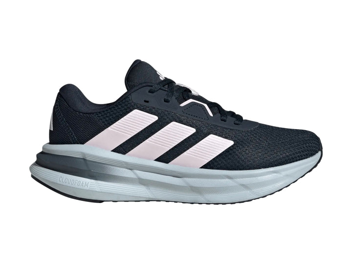 Tenis Adidas Galaxy 7 color azul marino con franjas rosas y suela azul claro.