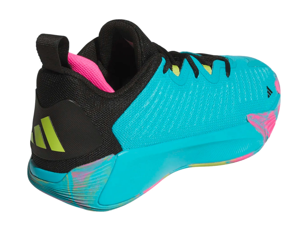 Tenis de baloncesto Adidas color cyan con detalles negros y suela multicolor.