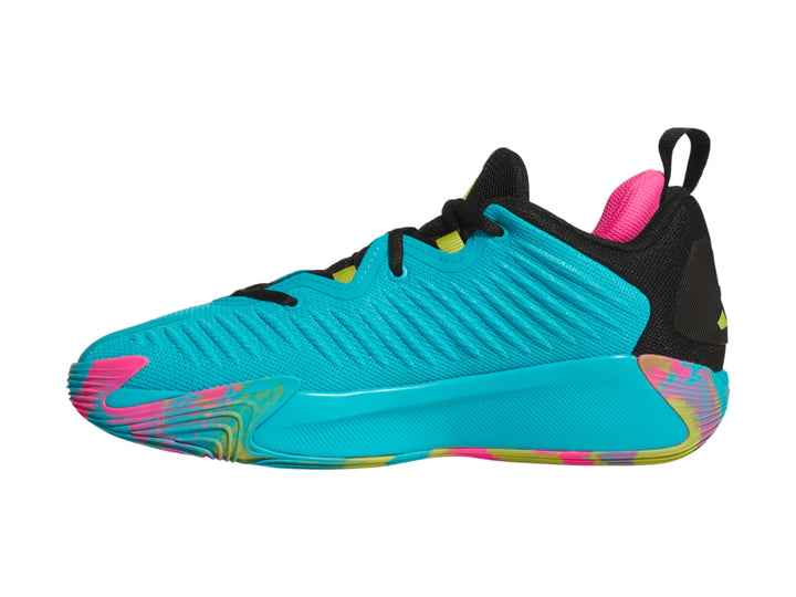 Tenis de baloncesto Adidas color cyan con detalles negros y suela multicolor.