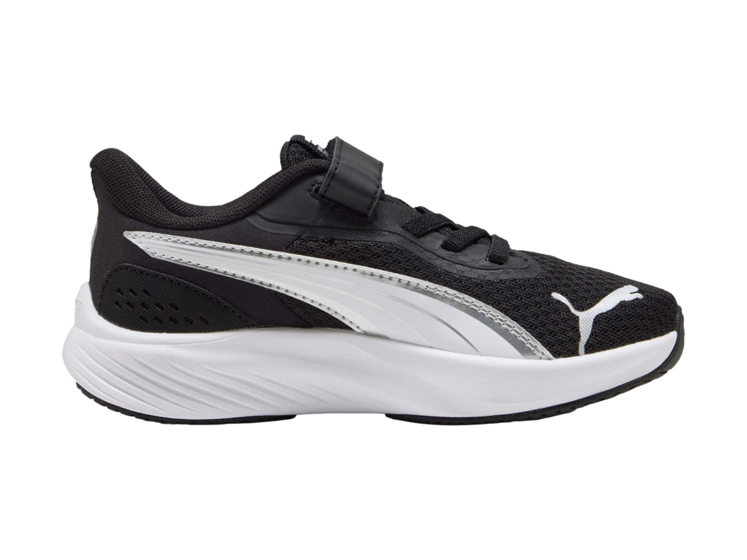 Tenis PUMA negros con suela blanca y detalles en plata para niños.