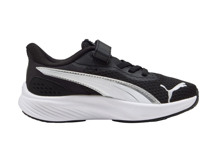 Tenis PUMA negros con suela blanca y detalles en plata para niños.