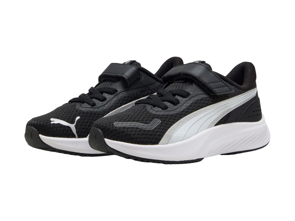 Tenis PUMA negros con suela blanca y detalles en plata para niños.