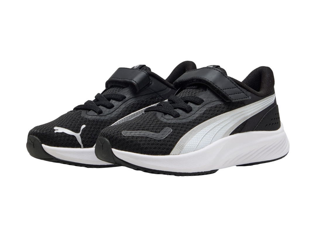 Tenis PUMA negros con suela blanca y detalles en plata para niños.