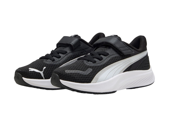 Tenis PUMA negros con suela blanca y detalles en plata para niños.