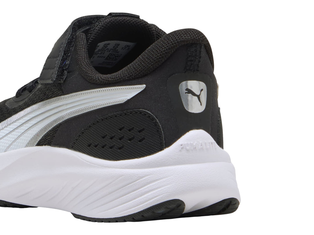 Tenis PUMA negros con suela blanca y detalles en plata para niños.
