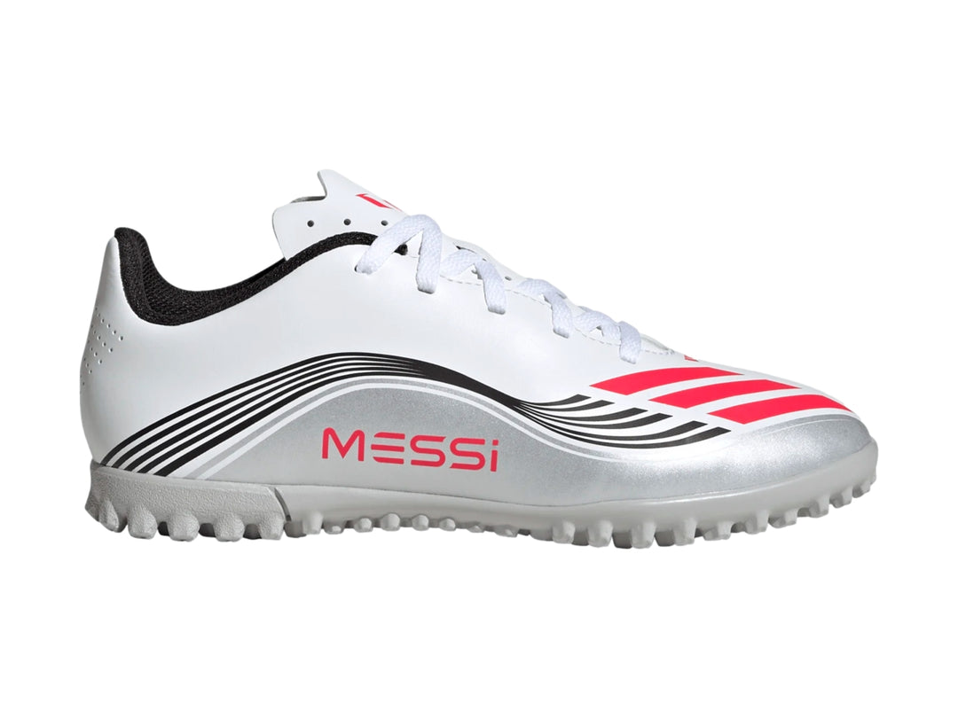 Tenis de fútbol Adidas F50 Messi color blanco con detalles en plateado y rojo.