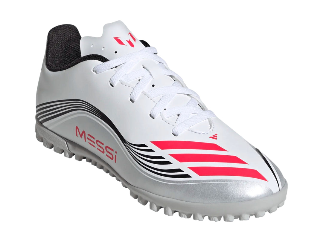 Tenis de fútbol Adidas F50 Messi color blanco con detalles en plateado y rojo.