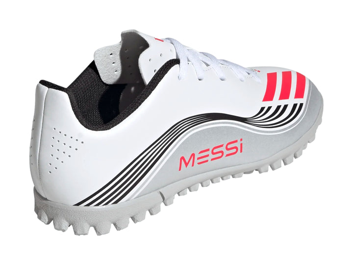 Tenis de fútbol Adidas F50 Messi color blanco con detalles en plateado y rojo.