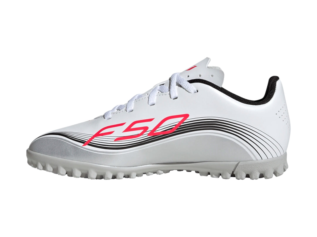 Tenis de fútbol Adidas F50 Messi color blanco con detalles en plateado y rojo.