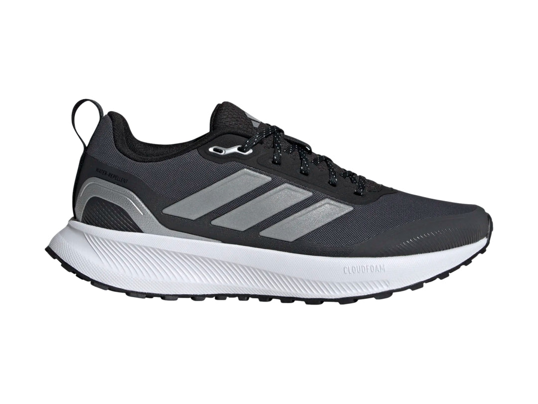 Tenis Adidas Runfalcon 5 TR en color negro con franjas plateadas y suela blanca.