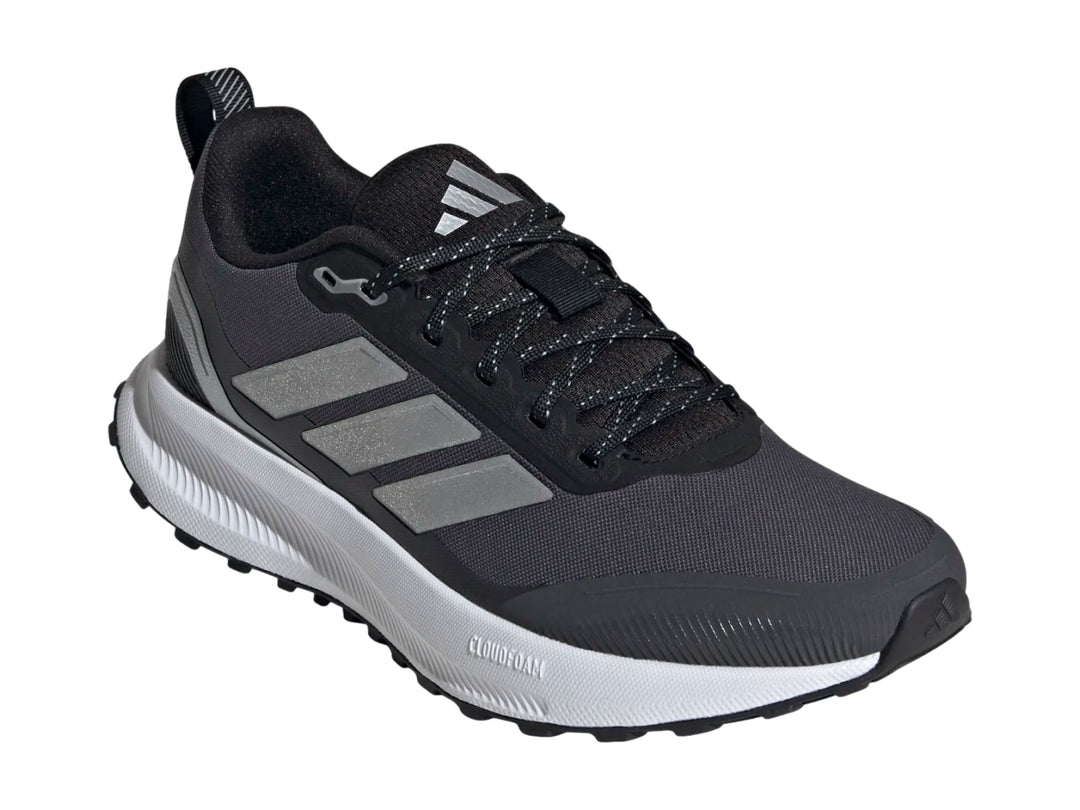 Tenis Adidas Runfalcon 5 TR en color negro con franjas plateadas y suela blanca.