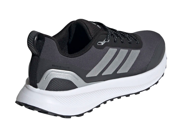 Tenis Adidas Runfalcon 5 TR en color negro con franjas plateadas y suela blanca.