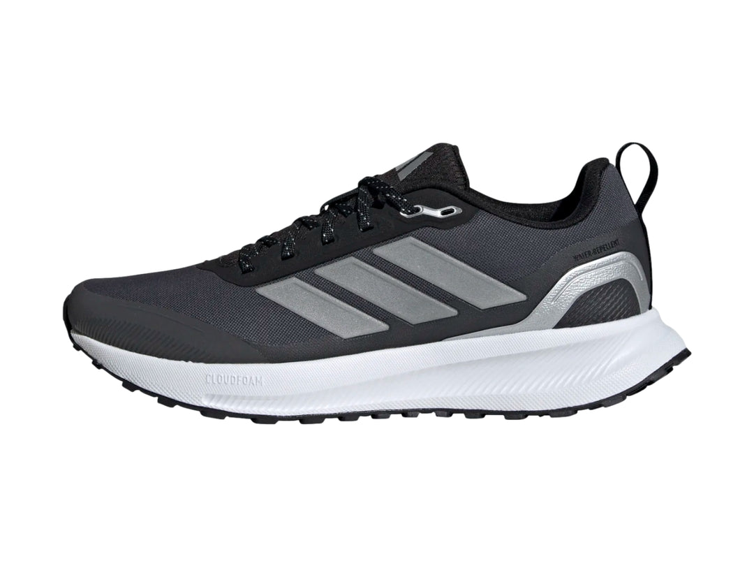 Tenis Adidas Runfalcon 5 TR en color negro con franjas plateadas y suela blanca.