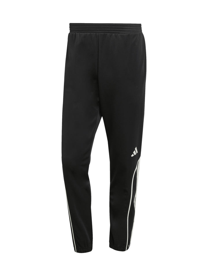 Hombre vistiendo un conjunto deportivo Adidas negro con franjas blancas laterales.