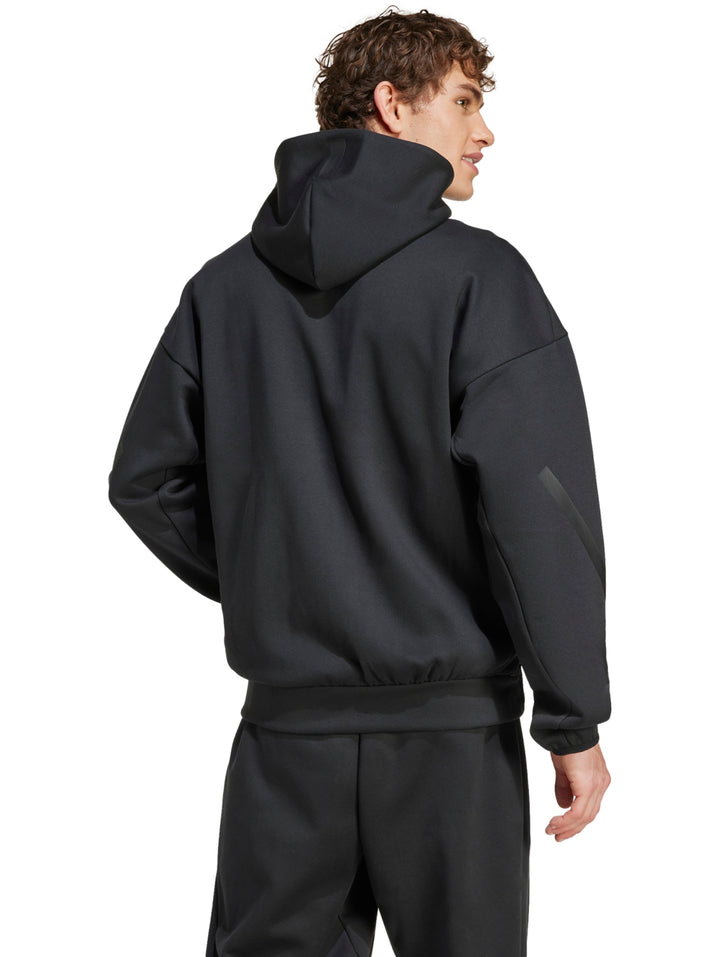Hombre vistiendo chaqueta deportiva Adidas Z.N.E. de color negro con capucha y cierre frontal.