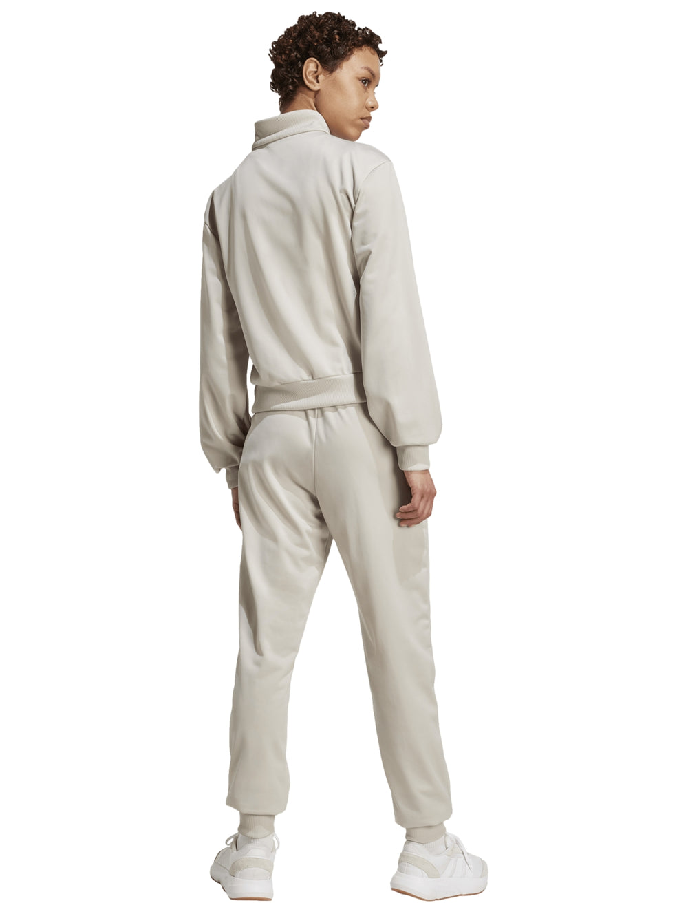 Conjunto deportivo Adidas Essentials Feel Cozy en color beige, compuesto por chaqueta y pantalón para mujer.