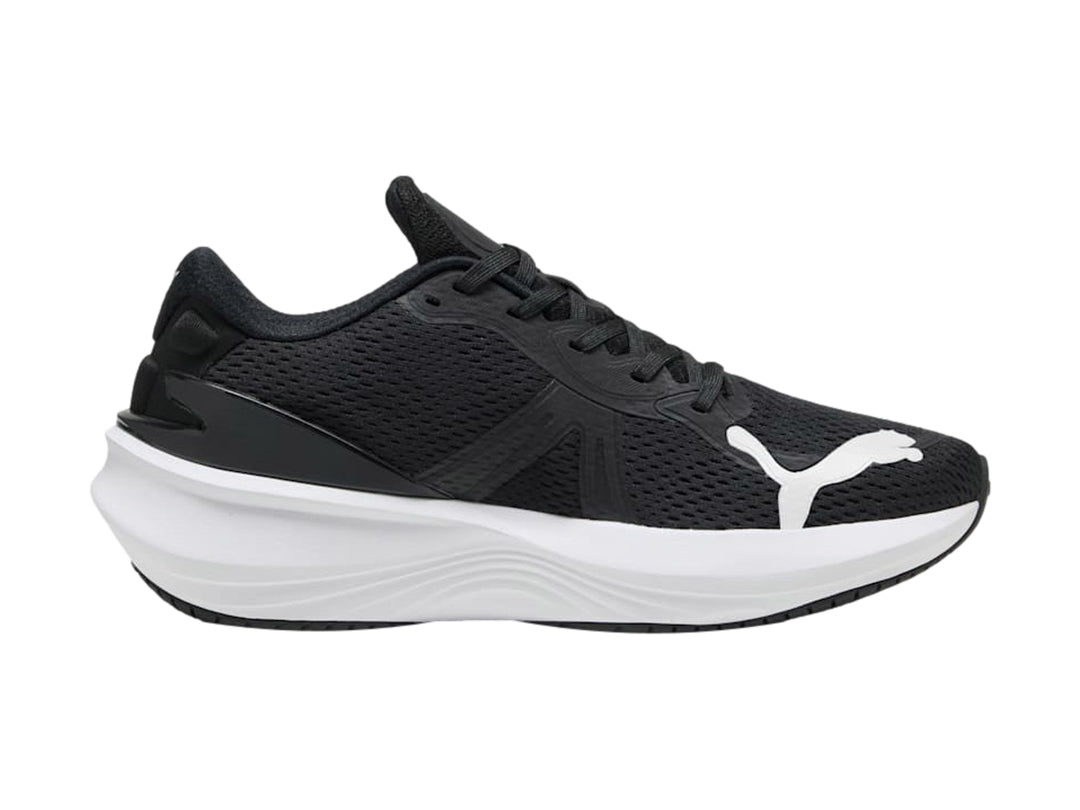Tenis deportivos PUMA en color negro con suela blanca y logotipo blanco lateral.