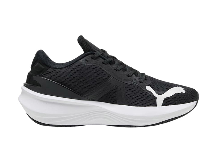 Tenis deportivos PUMA en color negro con suela blanca y logotipo blanco lateral.