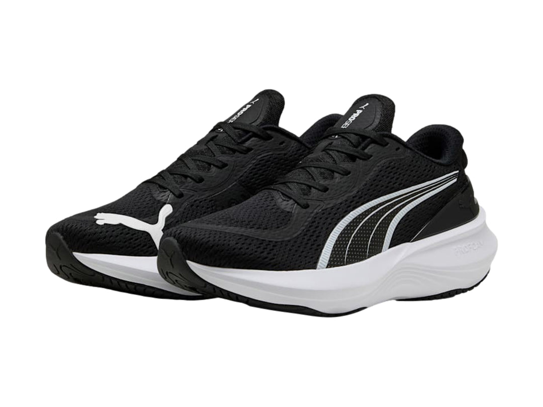 Tenis deportivos PUMA en color negro con suela blanca y logotipo blanco lateral.