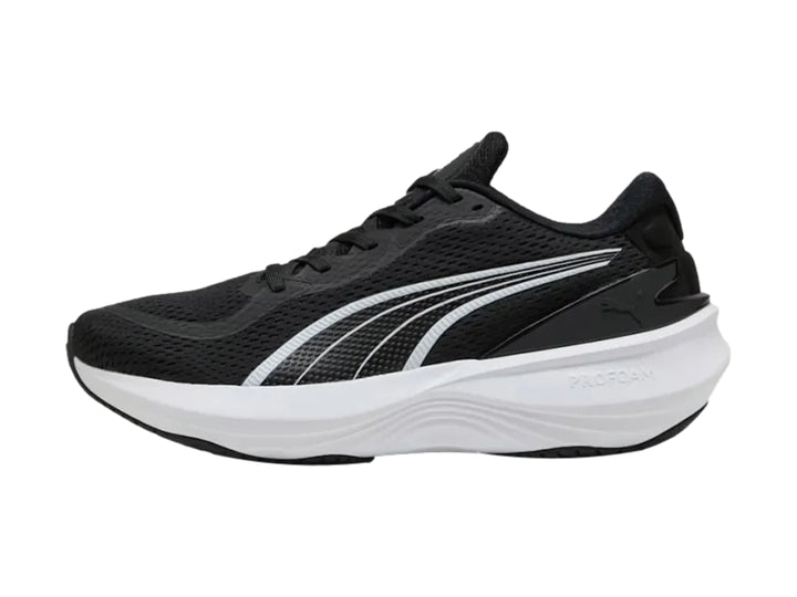 Tenis deportivos PUMA en color negro con suela blanca y logotipo blanco lateral.