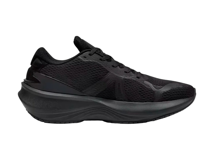 Tenis deportivos PUMA color negro con diseño aerodinámico y parte superior de malla.