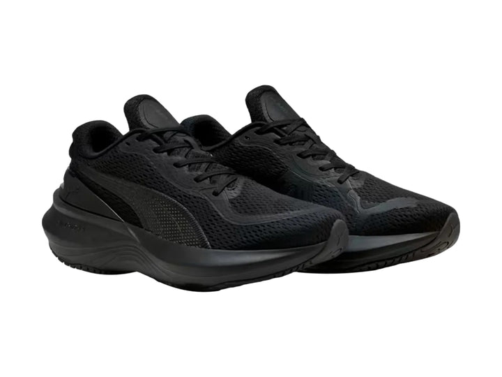 Tenis deportivos PUMA color negro con diseño aerodinámico y parte superior de malla.